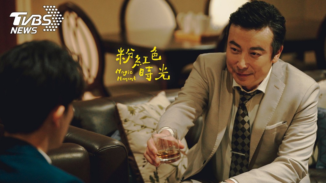 林煒在《粉紅色時光》中飾演在事業上眼光獨到的高富帥老闆「蔣克森」一角。(圖/TVBS)
