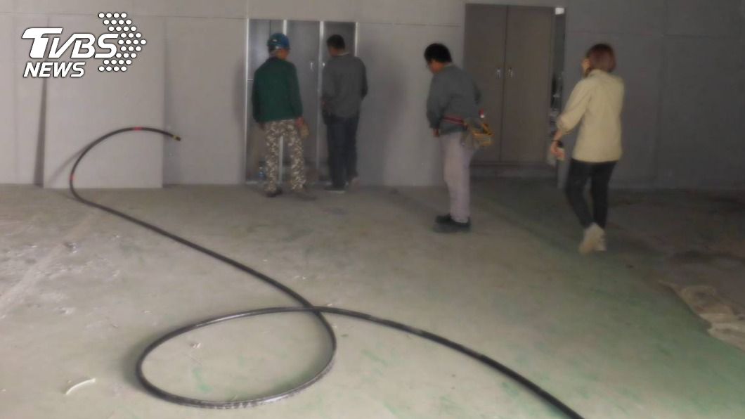 相關人員至現場釐清狀況。(圖/TVBS)