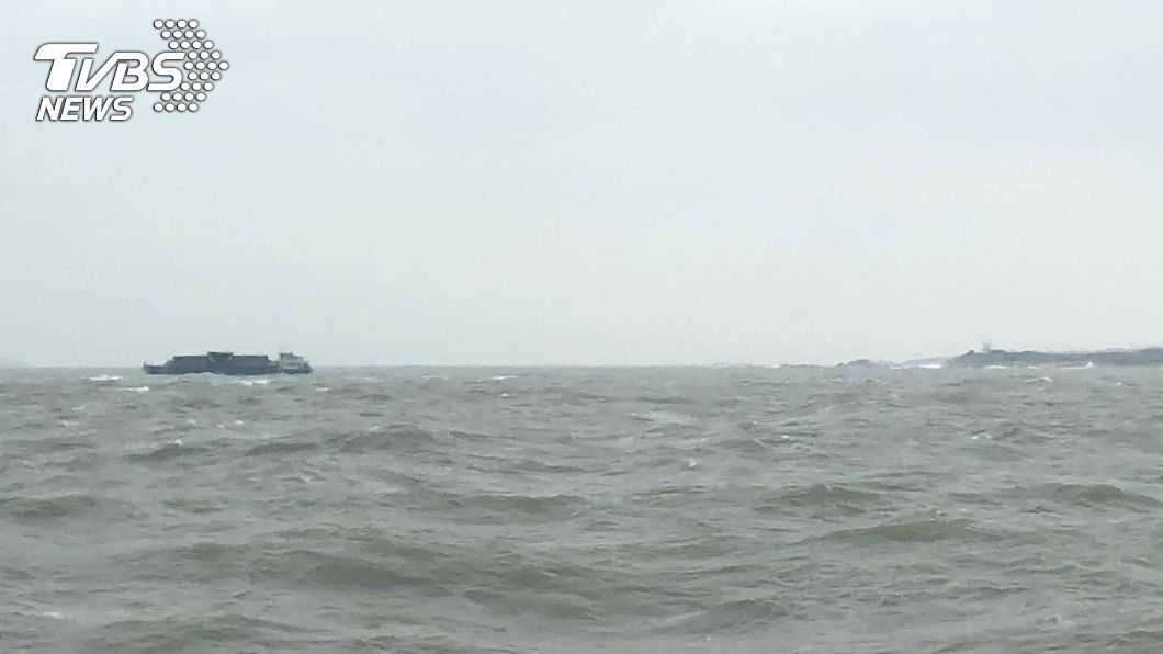陸貨輪金門海域擱淺 未發現油污海巡在旁戒護