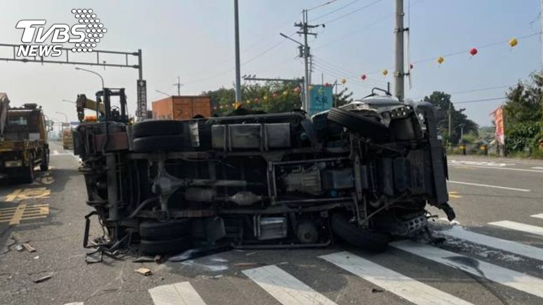 貨車翻覆橫躺路中央。（圖／TVBS）
