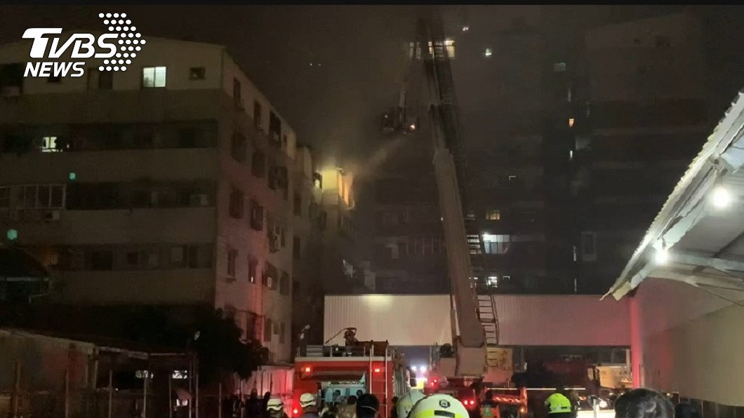 台南永康民宅大火！6樓全面燃燒　50警消搶救中