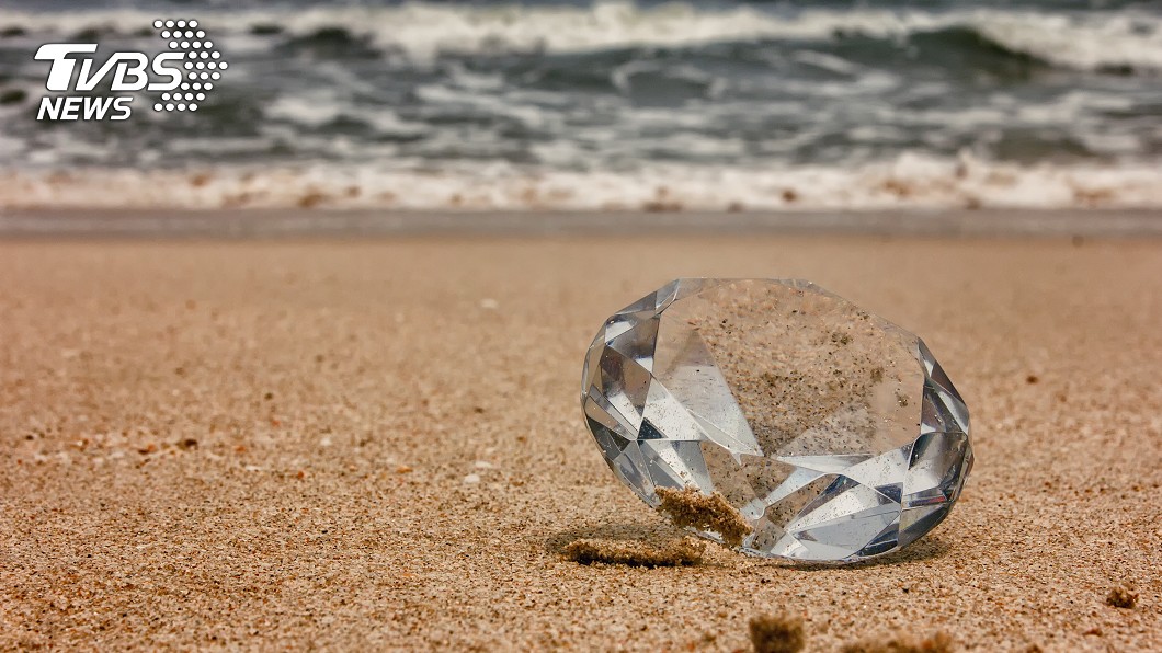 沙灘突現「海量黃金珠寶」 漁民爽淘金:上帝的旨意