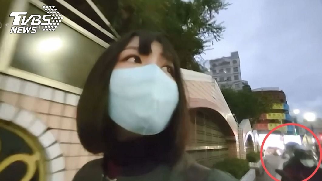 直播主啊乓進行直播途中，兩名歹徒從後方靠近。（圖／TVBS）