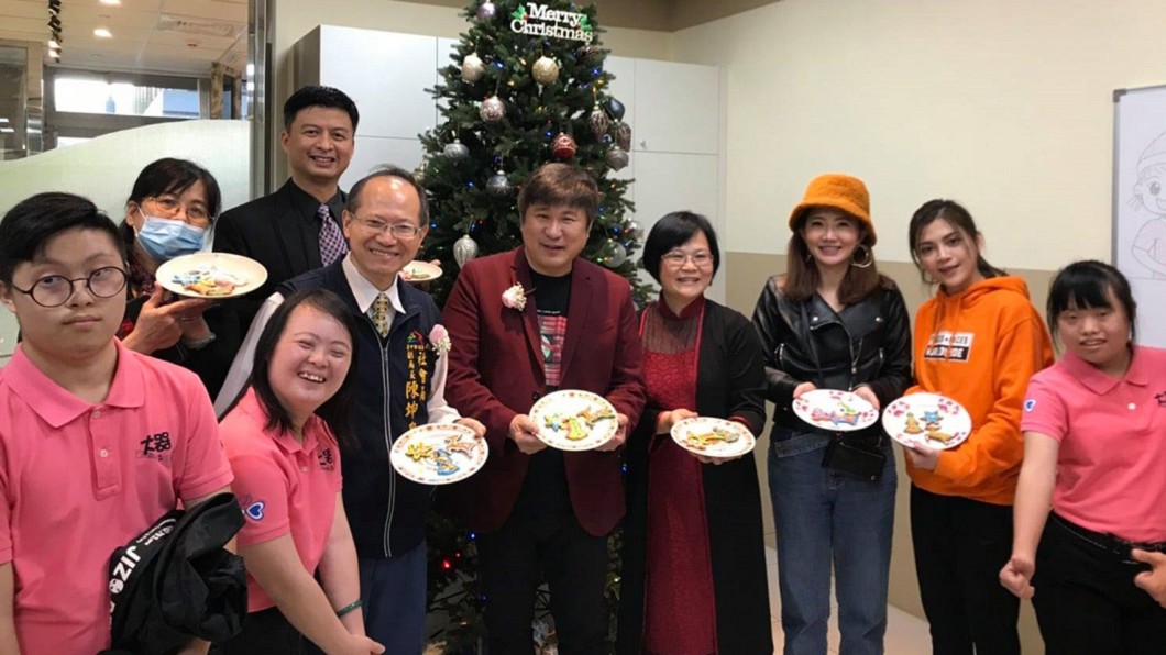 胡瓜(圖中)被「十方啟能中心」封為榮譽校長。(圖/翻攝自十方啟能中心臉書)