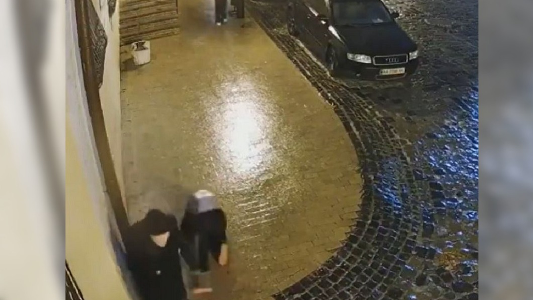 站不起來!基輔路面結冰 少女不斷重複滑倒摔跤