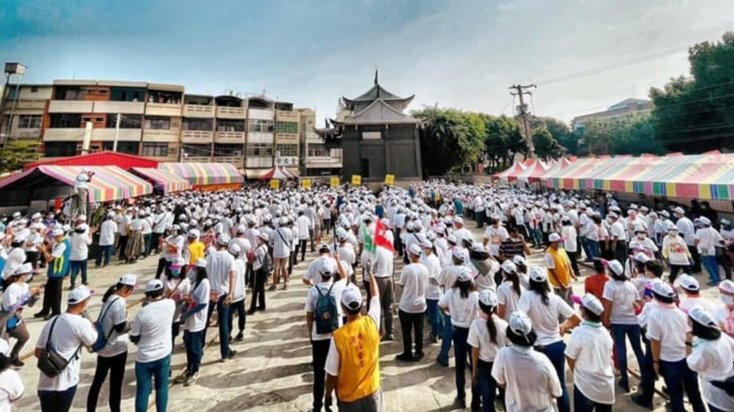 屏東「千人移廟」1200噸整座拖走 超狂拔河畫面曝光