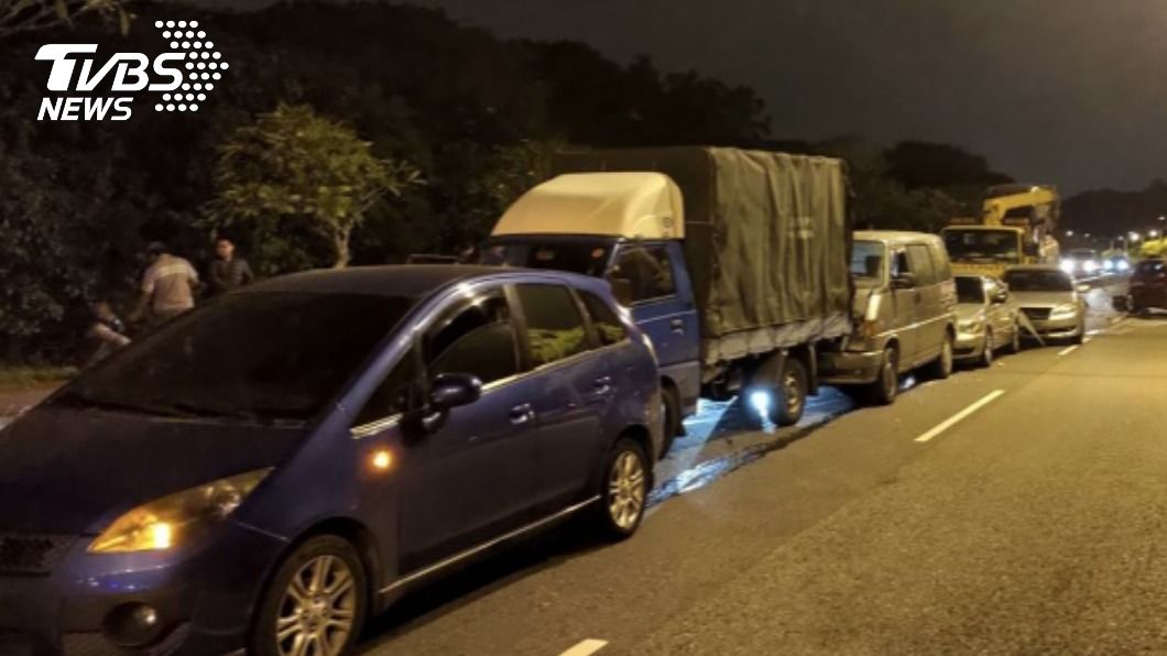 拖吊車疑緊急煞車 台74甲線花壇段10多輛車追撞