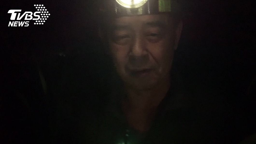 楊姓民眾第一時間發現失蹤男子,帶頭燈與警消前往救援。(圖/TVBS)