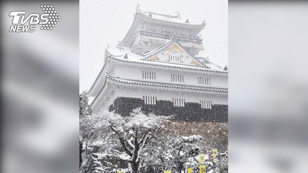 入冬最強寒流! 日白川鄉「合掌村」一夜銀白