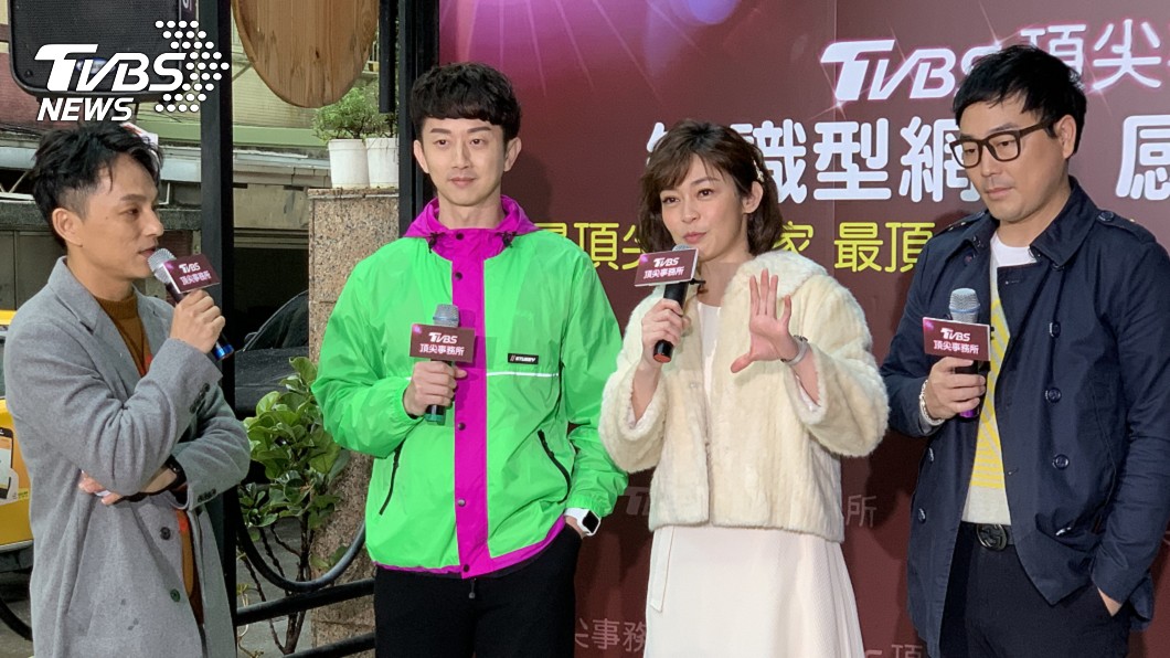 主播轉戰網紅的主持人鄭凱云(圖右2),今年也多元嘗試各種類型表演。(圖/TVBS)