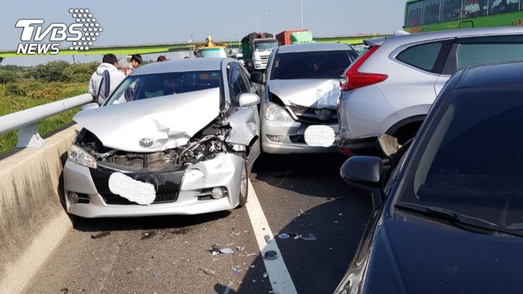 國一5車連環撞!疑未留意距離駕駛撞3車再遭撞