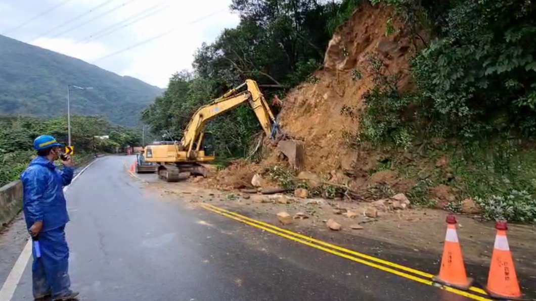 萬里中福路邊坡土石崩落　估下午5時清除完畢