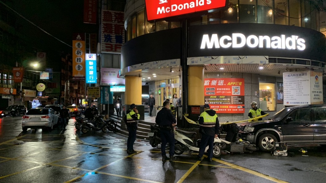 不滿牌友口出穢語起衝突 男持刀捅傷2人遭送辦