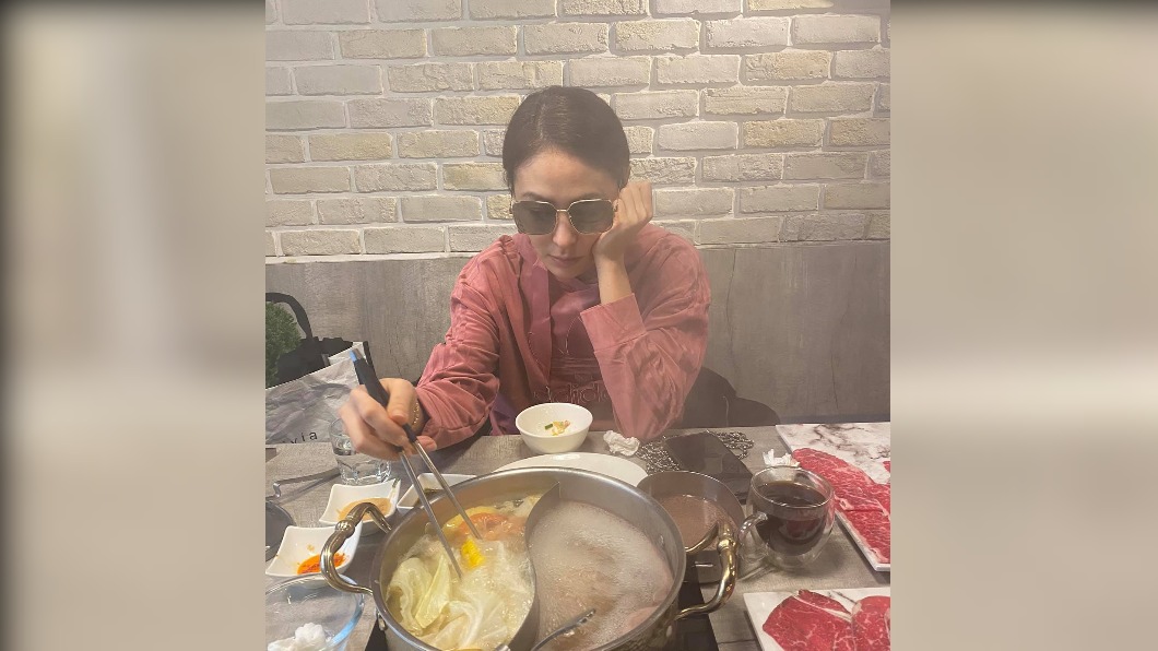 賈永婕戴墨鏡才有辦法出門,被老公笑說很像「整型女」。(圖/翻攝自賈永婕臉書)