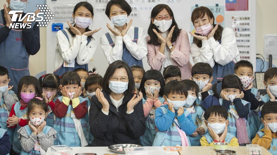 總統訪國防部大直幼兒園 冬至前與小朋友搓湯圓