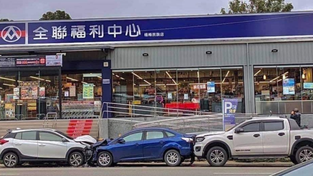 超市前3車撞出「驚人巧合」　她笑回：請支援輸贏