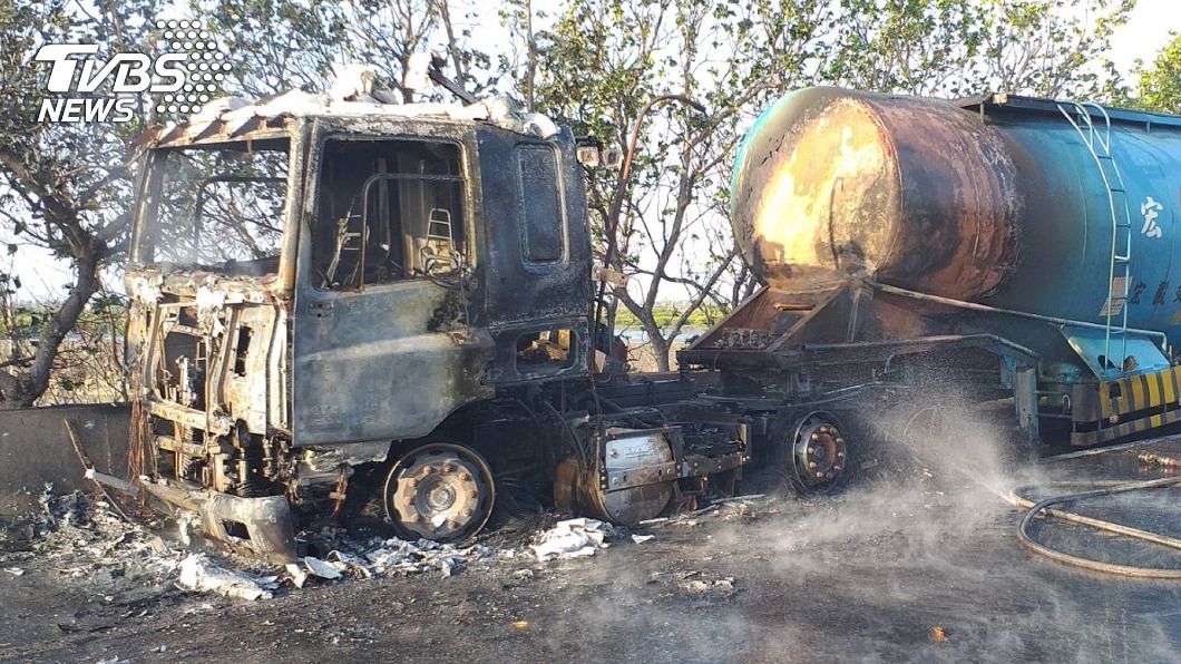 槽車撞工程車　起火燃燒2人成焦屍