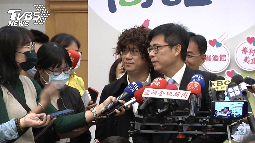 頂著爆炸頭的神秘人物出面幫擋麥陳其邁擋麥身分曝光。(圖/TVBS)