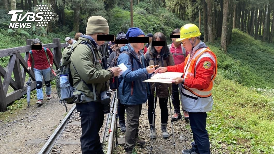 83名遊客行走阿里山鐵路 被開勸導單