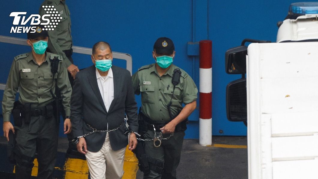 身穿藍囚衣手上銬 黎智英今被送往赤柱監獄