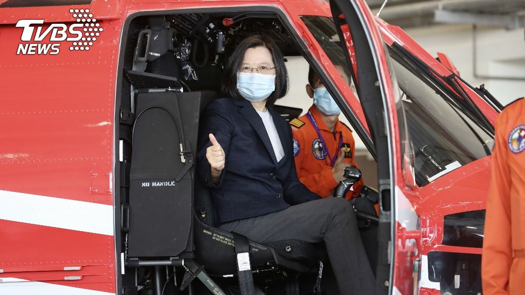 蔡總統登黑鷹直升機。（圖／中央社）