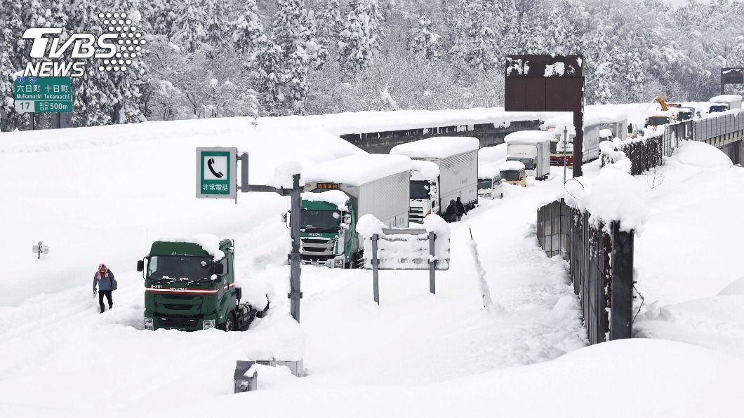 日本新潟大雪釀災 未來2天恐再降雪
