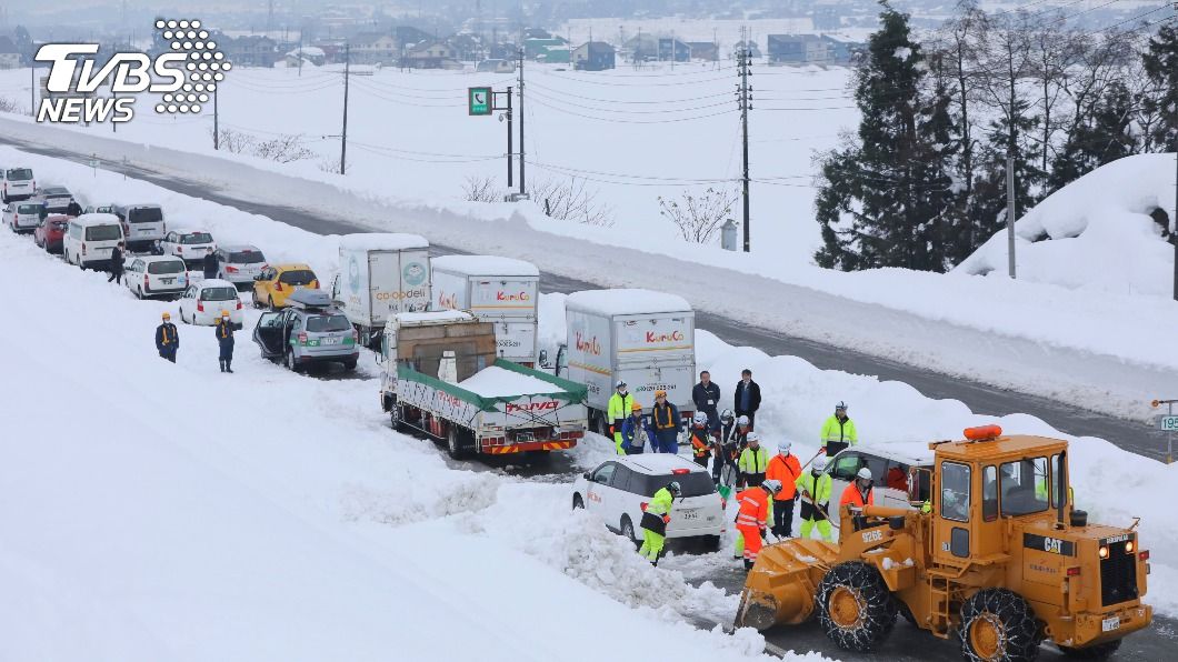 上千車大雪受困40小時 駕駛被迫吃雪止飢