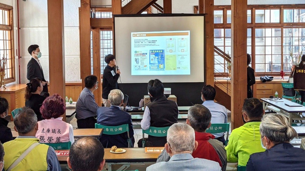 賴清德聽取簡報。（圖／翻攝自虎尾釀酒醋生活園區臉書）