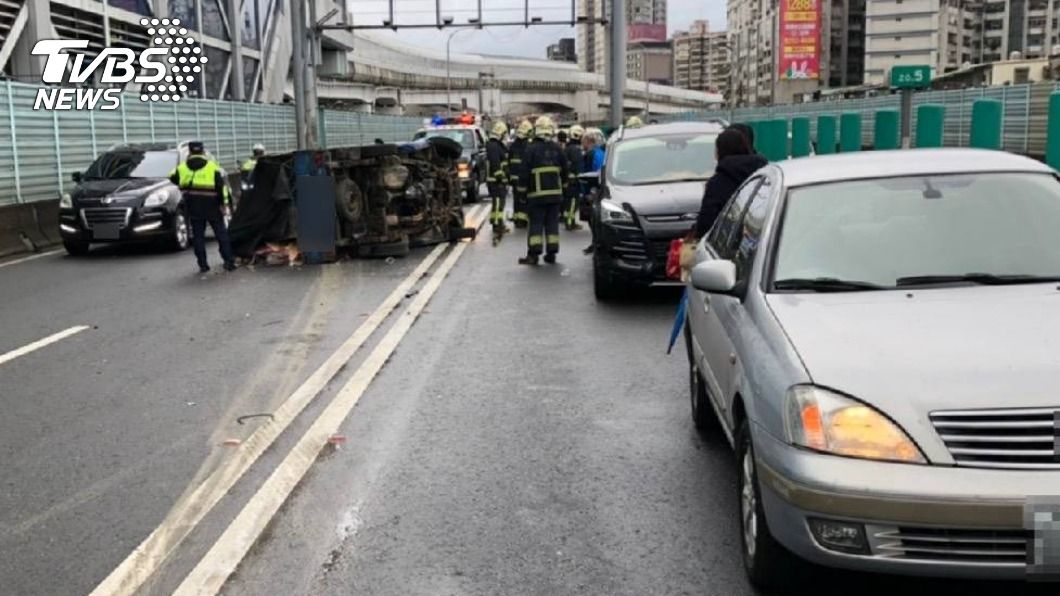 台64小貨車翻覆衝對向車道　釀4車連環撞3傷