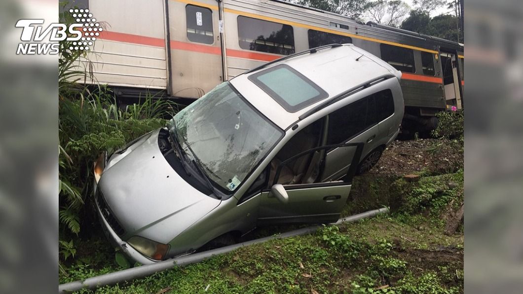 平溪轎車「闖鐵軌」遭區間車擦撞 台鐵7站車次全延誤