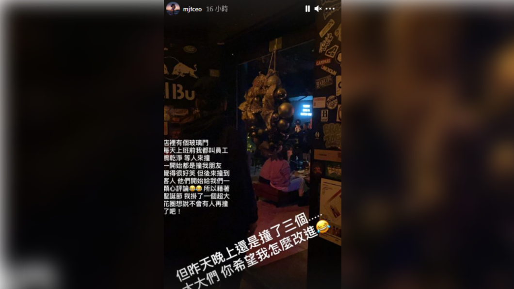 餐廳玻璃門掛上大花圈，客人還是狂撞。（圖／翻攝自瘦子IG）