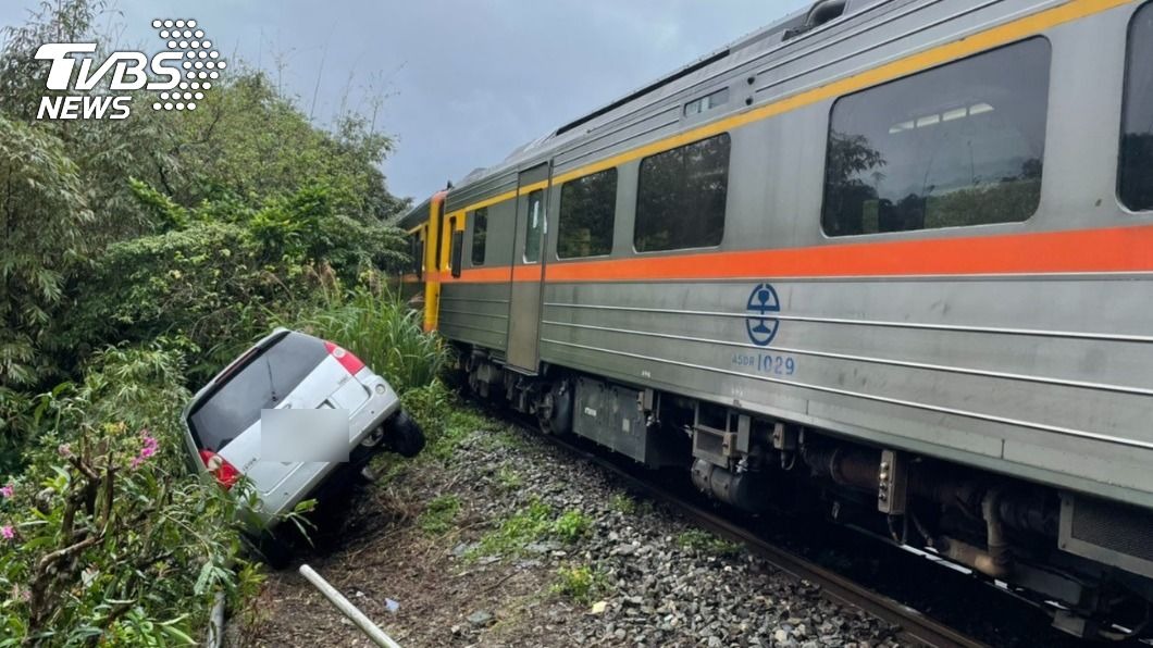 轎車闖平溪支線軌道 台鐵7車站延誤