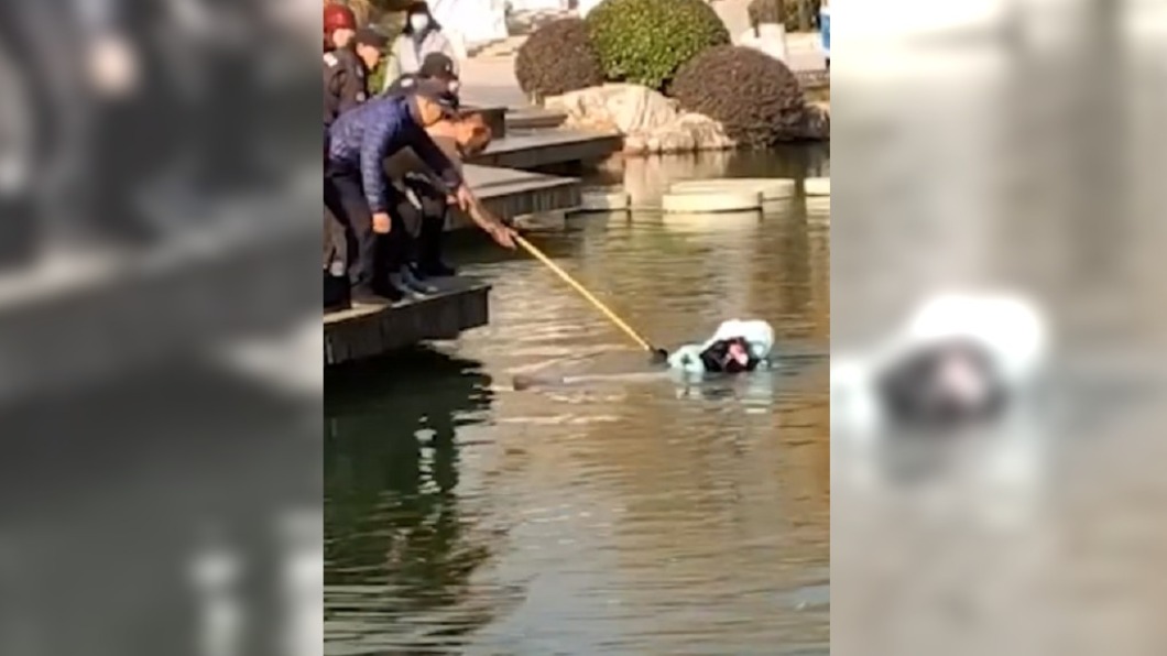 一旁民眾立即拿出長竹竿，將女子撈上岸。（圖／漩渦視頻）