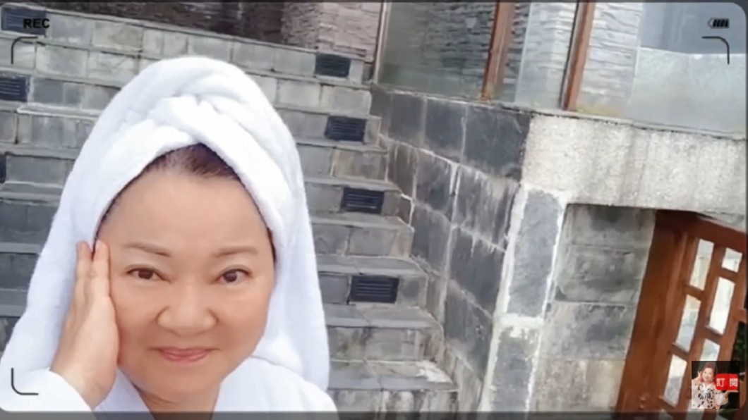 白冰冰無預警在YouTube頻道上，放送剛洗完澡「只穿浴袍」的珍貴影片。（圖／翻攝自YouTube白冰冰官方頻道）