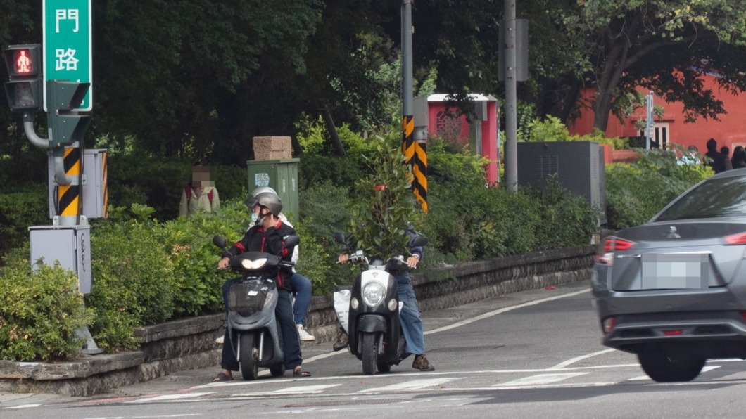 騎士「僅剩下半身」闖蕩街頭 路人見狀愣:靈異現象?