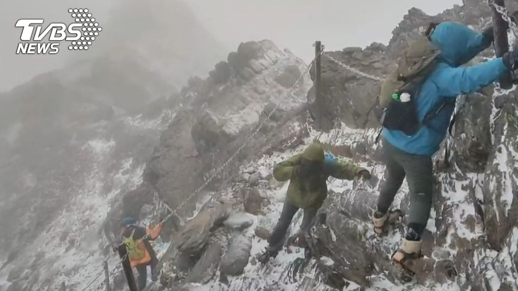 玉山冬至晨8時「降下初雪」!山友登頂險下不來