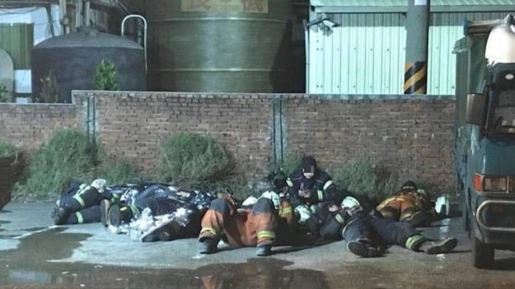 旭富火燒整夜消防員累倒路邊 民眾心疼「親送熱食」