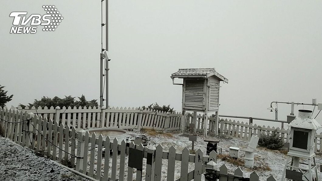 玉山降入冬初雪!玉管處:展開加強登山安全措施