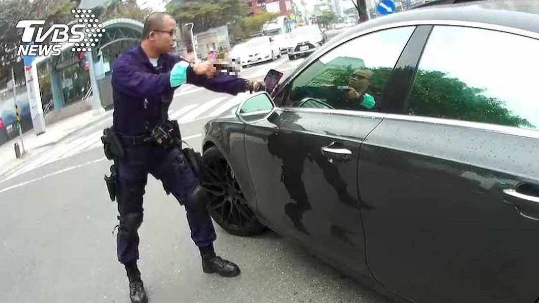 毒品通緝犯拒下車　高雄警「當街拔槍」緊張僵持