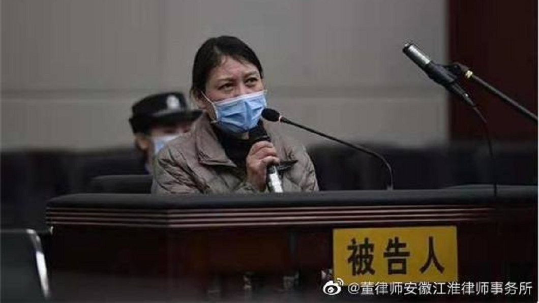 法院開庭審理時,女子自稱是受害者,被對方威脅逼迫的。(圖/翻攝自微博)