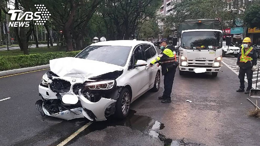 北市公車擦撞「BMW車頭全爛」 釀5傷2歲童送醫