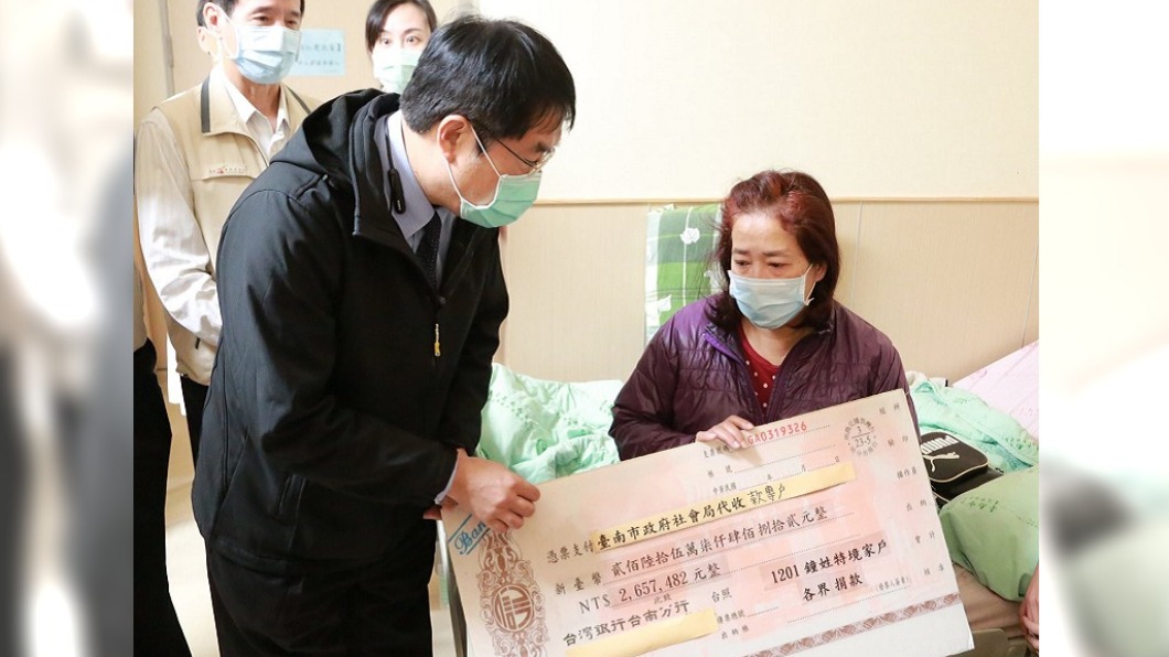 黃偉哲送超大支票慰問 護理師母淚訴「像中獎」很難過