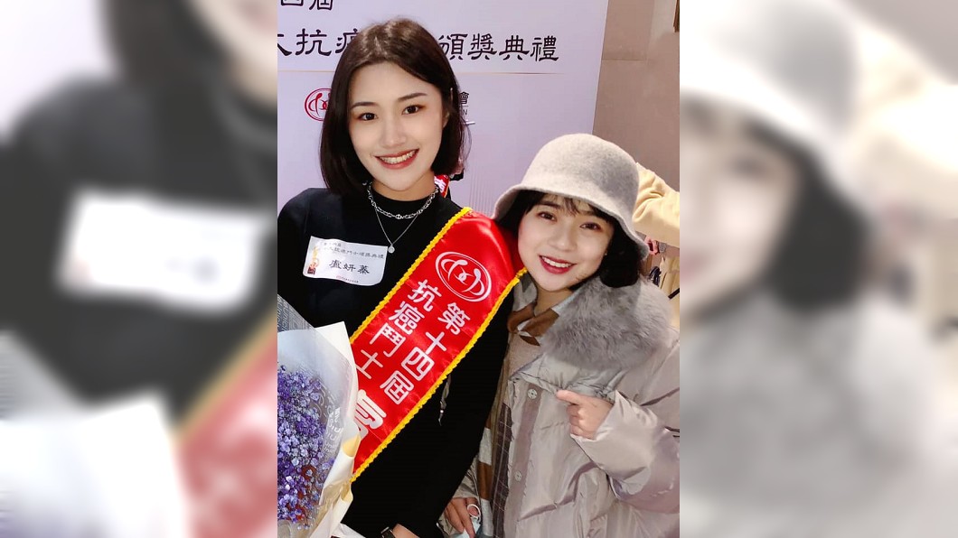 楊月娥大女兒（圖右）日前才出院，拖著虛弱身體力挺妹妹。（圖／翻攝自楊月娥臉書）