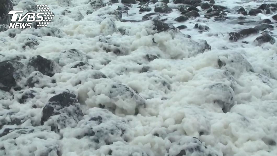 東北季風吹拂讓海浪不斷拍打岸邊，產生海沫。（圖／TVBS）