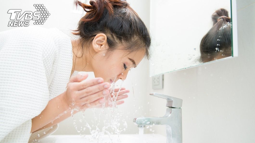 若使用過熱的水洗臉,會將皮脂層洗掉。(示意圖/shutterstock 達志影像)