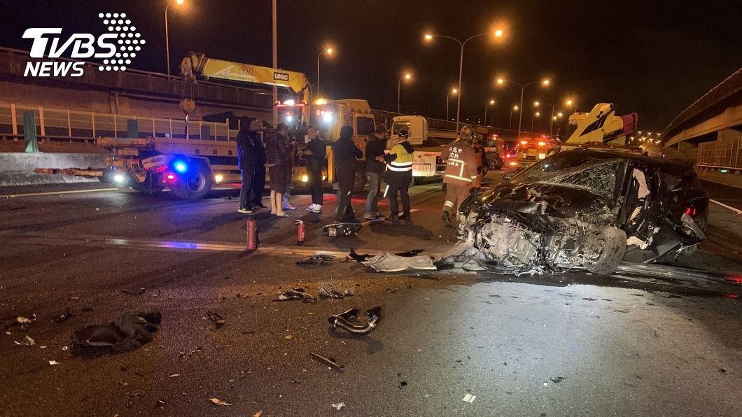 國道警處理車禍 遇自小客疑未注意追撞拖吊車
