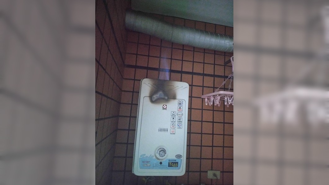 熱水器「發爐」竄藍色火焰 他秀照片還問:正常嗎?