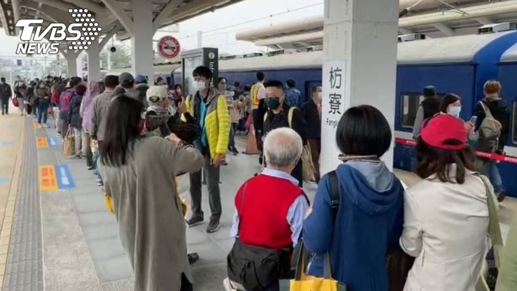 向最後一班藍皮列車說再見 民眾台鐵人不捨送別