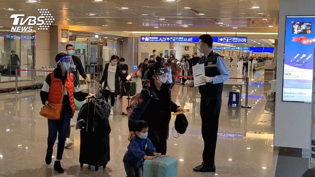 從倫敦返台旅客將全體搭乘防疫巴士前往集中檢疫所。(示意圖/TVBS資料畫面)