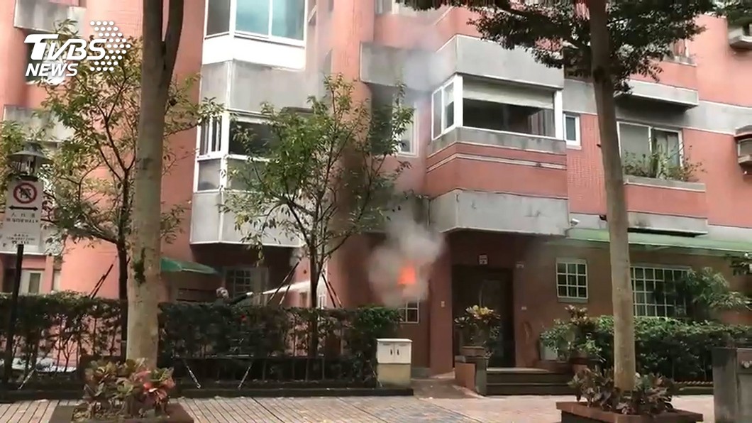 社區一樓火警! 鄰居找滅火器「接力」滅火
